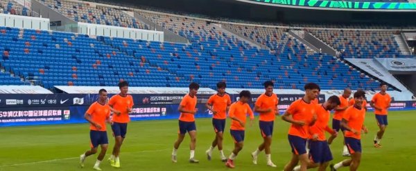 稳拿证券 鲁媒：泰山队22名球员参加赛前训练，李源一因伤缺席
