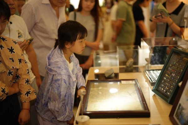 垒富配资 亿年矿石“开口说话”！田林有场“家门口”的地质科普展